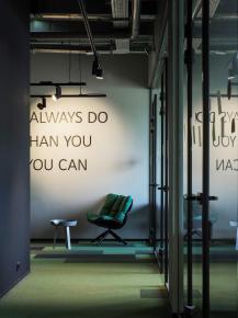 Co-working Space: Không gian rộng lớn năng động, sáng tạo.